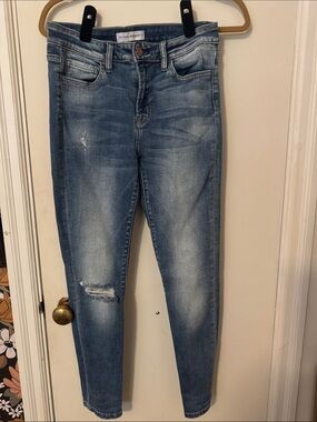 Frame Denim Light Wash Women's Skinny Jeans with Subtle Distressing